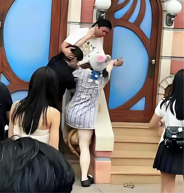 ！衣服被撕开眼睛流血孩子受牵连目击者发声j9九游真人游戏第一