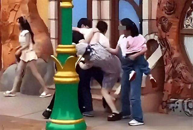 ！衣服被撕开眼睛流血孩子受牵连目击者发声j9九游真人游戏第一品牌迪士尼互殴后续(图10)