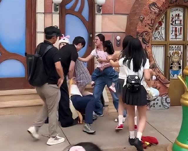 ！衣服被撕开眼睛流血孩子受牵连目击者发声j9九游真人游戏第一品牌迪士尼互殴后续(图11)