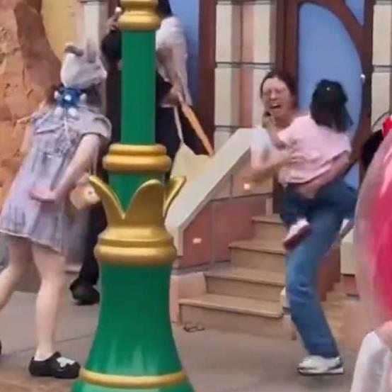 ！衣服被撕开眼睛流血孩子受牵连目击者发声j9九游真人游戏第一品牌迪士尼互殴后续(图6)