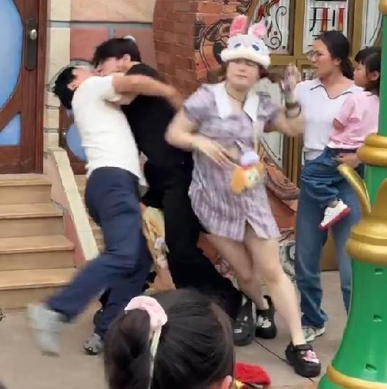 ！衣服被撕开眼睛流血孩子受牵连目击者发声j9九游真人游戏第一品牌迪士尼互殴后续(图5)