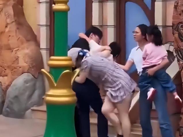 ！衣服被撕开眼睛流血孩子受牵连目击者发声j9九游真人游戏第一品牌迪士尼互殴后续(图16)