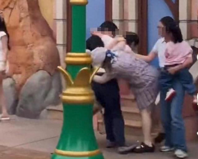 ！衣服被撕开眼睛流血孩子受牵连目击者发声j9九游真人游戏第一品牌迪士尼互殴后续(图19)