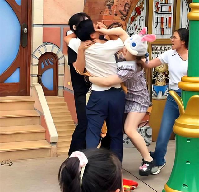 ！衣服被撕开眼睛流血孩子受牵连目击者发声j9九游真人游戏第一品牌迪士尼互殴后续(图14)